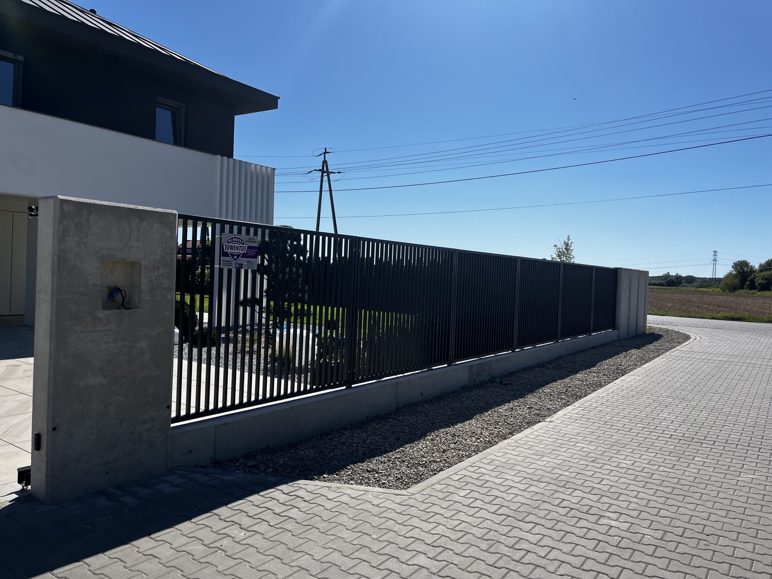 Ogrodzenie z betonu architektonicznego - montaż